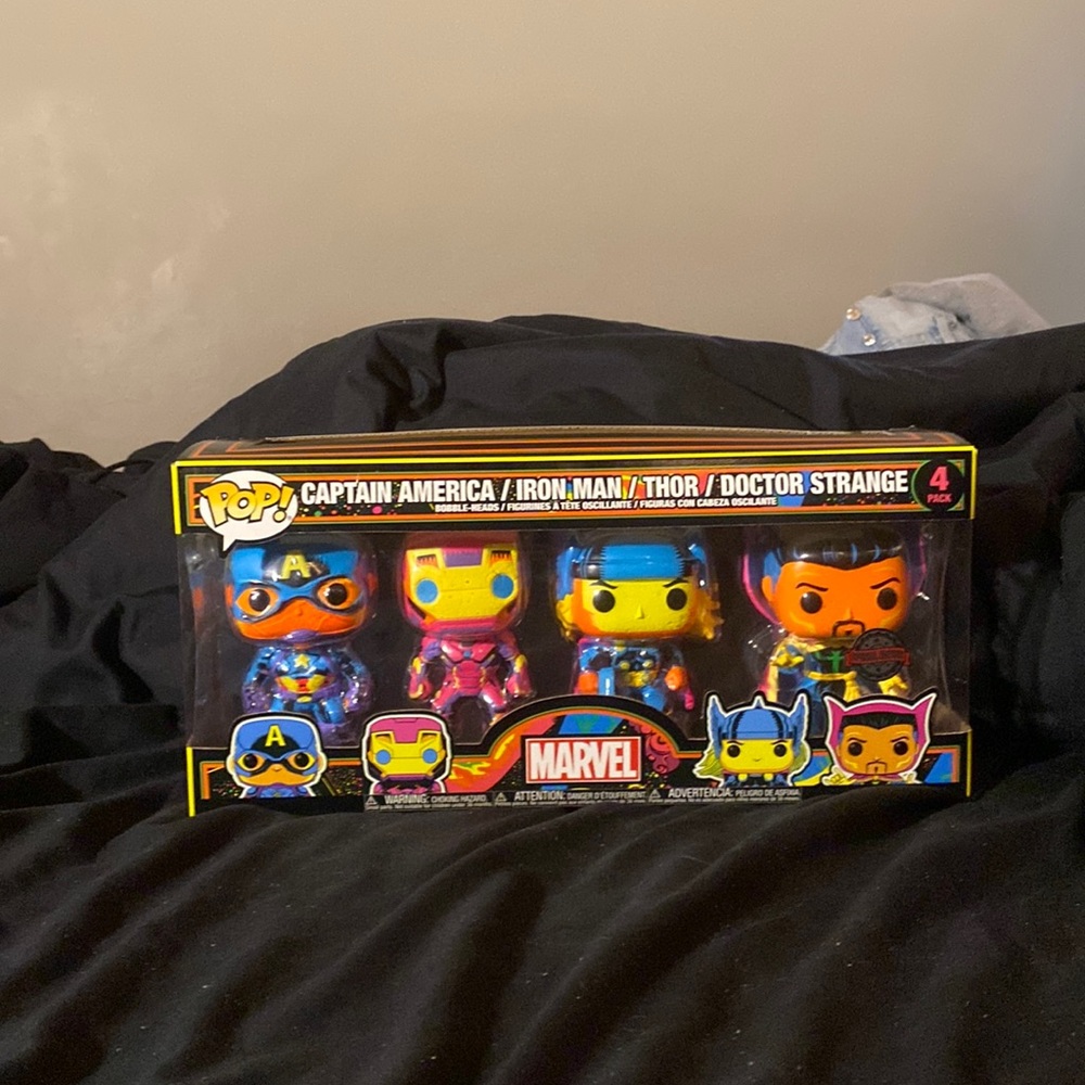 I’m selling this special edition marvel 4pck funk pop